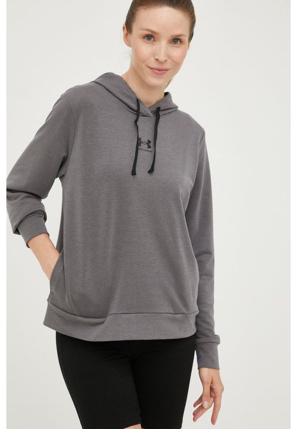 Under Armour bluza 1369855 damska kolor szary z kapturem z nadrukiem. Typ kołnierza: kaptur. Kolor: szary. Długość rękawa: długi rękaw. Długość: długie. Wzór: nadruk