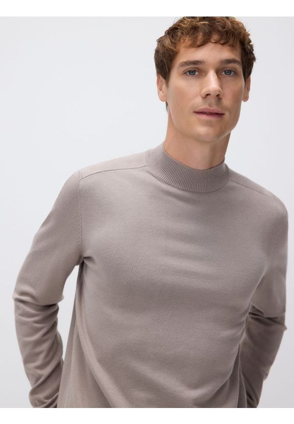 Reserved - Sweter z wiskozą - beżowy. Kolor: beżowy. Materiał: wiskoza