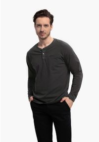 Volcano - Longsleeve z dekoltem z guzikami L-CHARL. Okazja: na co dzień. Kolor: szary. Materiał: jersey, skóra, dzianina. Długość rękawa: długi rękaw. Długość: długie. Wzór: melanż. Styl: casual