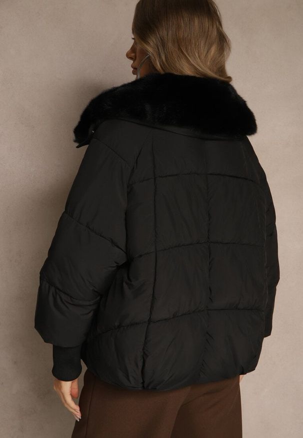 Renee - Czarna Pikowana Kurtka Oversize z Futerkiem i Wysokimi Ściągaczami Nalinessa. Okazja: na spacer. Kolor: czarny. Materiał: futro. Długość rękawa: długi rękaw. Długość: długie. Sezon: zima