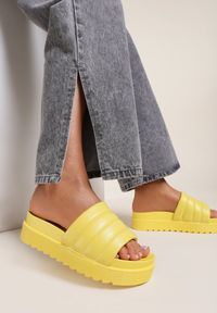 Renee - Żółte Klapki Noeris. Nosek buta: okrągły. Kolor: żółty. Materiał: guma. Wzór: aplikacja. Obcas: na platformie #1