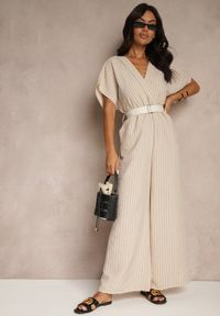 Renee - Beżowy Kopertowy Kombinezon z Nietoperzowymi Rękawami i Paskiem Tollamira. Okazja: na co dzień. Kolor: beżowy. Styl: elegancki, casual #3