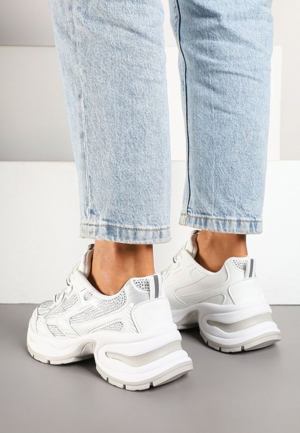 Renee - Białe Brokatowe Sneakersy w Streetwearowym Stylu na Piankowej Podeszwie Felindris. Okazja: na co dzień. Zapięcie: sznurówki. Kolor: biały. Materiał: jeans. Wzór: aplikacja