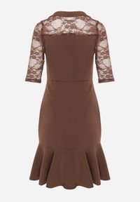 Renee - Brązowa Sukienka VICES o Taliowanym Kroju z Rękawami z Koronki Metirei. Kolor: brązowy. Materiał: koronka. Wzór: koronka. Styl: elegancki #3