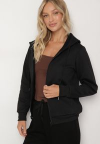 Born2be - Czarna Rozpinana Bluza z Kapturem Bawełną i Sznurkami Viltara. Okazja: na co dzień. Typ kołnierza: kaptur. Kolor: czarny. Materiał: bawełna. Styl: casual #6