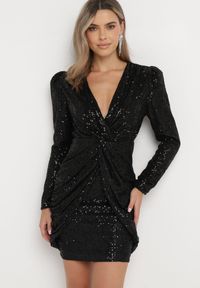 Born2be - Czarna Cekinowa Sukienka Mini z Głębokim Dekoltem z Gumką w Talii i Drapowaniem Sovrana. Kolor: czarny. Materiał: materiał. Typ sukienki: kopertowe. Długość: mini #4