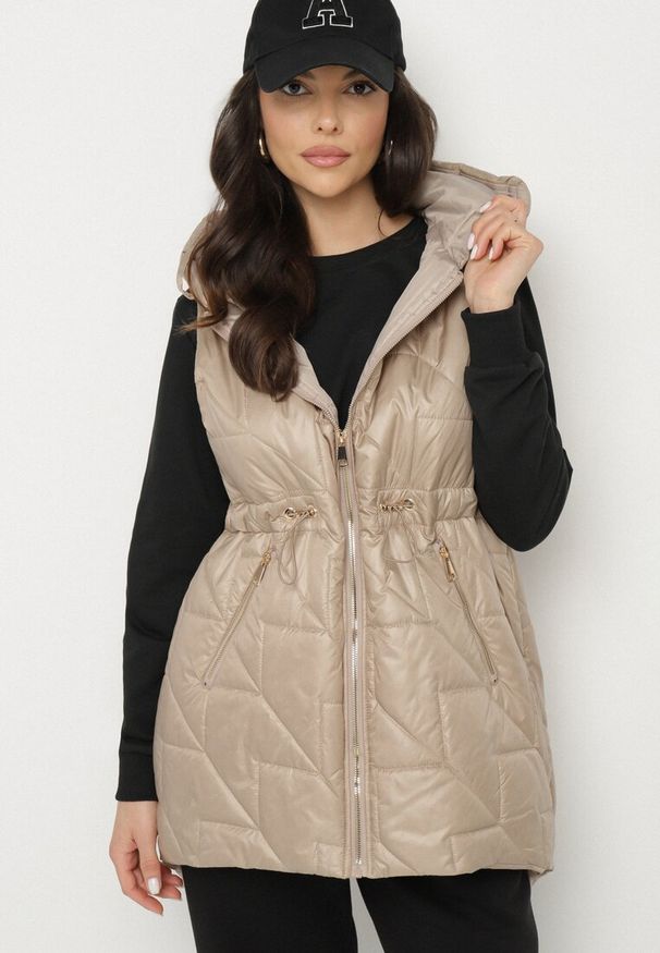 Born2be - Beżowa Kamizelka Pikowana z Nieodpinanym Kapturem Lisandora. Okazja: na spacer. Kolor: beżowy. Sezon: wiosna. Styl: klasyczny