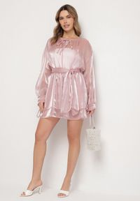 Born2be - Różowa Sukienka Ozdobiona Wiązaniem i Paskiem Nivoren. Okazja: na co dzień. Kolor: różowy. Długość rękawa: długi rękaw. Wzór: aplikacja. Typ sukienki: proste. Styl: elegancki, casual #2