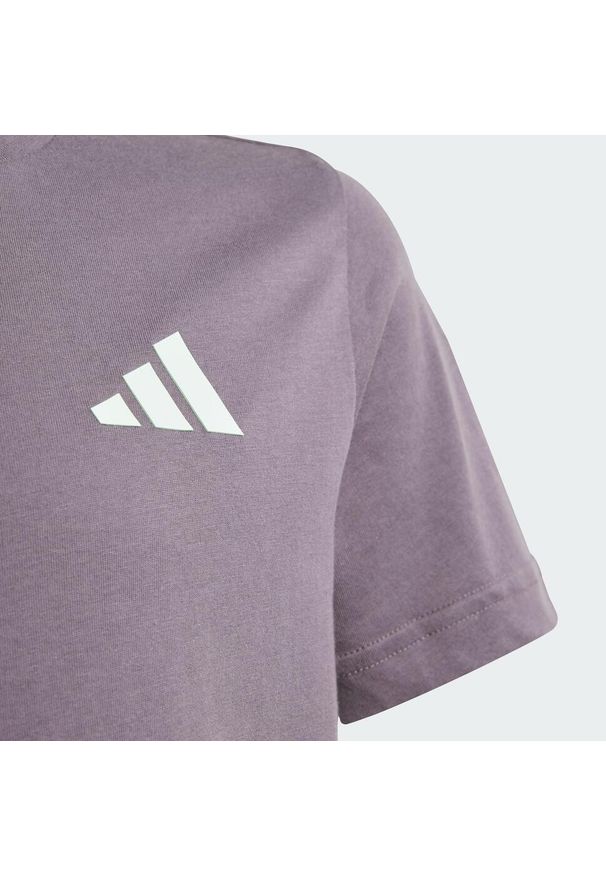 Adidas - Koszulka Mercedes - Amg Petronas Formula One Team Premium Woven Graphic. Kolor: fioletowy, zielony, wielokolorowy. Materiał: materiał. Sport: joga i pilates