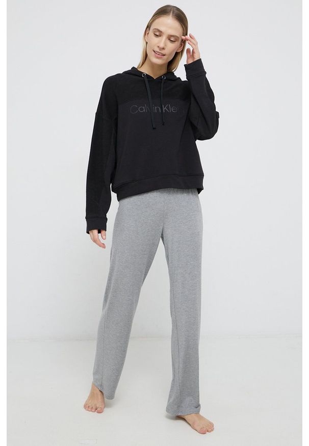 Calvin Klein Underwear Bluza lounge damska kolor czarny bawełniana. Typ kołnierza: kaptur. Kolor: czarny. Materiał: bawełna. Długość rękawa: długi rękaw. Długość: długie. Wzór: nadruk