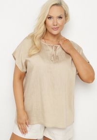 Born2be - Ciemnobeżowa Bluzka z Wiskozą Wiązana przy Dekolcie Dovarelle. Okazja: na co dzień. Kolekcja: plus size. Kolor: beżowy. Materiał: wiskoza. Długość rękawa: krótki rękaw. Długość: krótkie. Styl: elegancki, casual #6