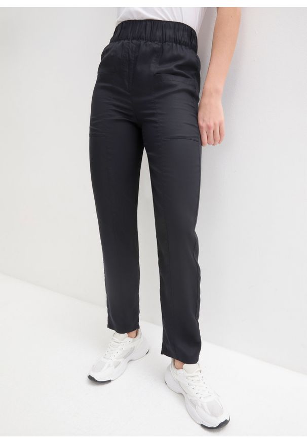 bonprix - Szerokie spodnie z naszywanymi kieszeniami i wysokim, wygodnym paskiem w talii. Kolor: czarny