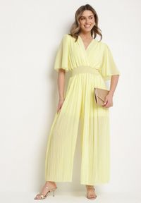 Born2be - Żółty Plisowany Kombinezon o Kopertowym Kroju z Gumką w Talii Ameddie. Okazja: na co dzień. Kolor: żółty. Styl: elegancki, casual
