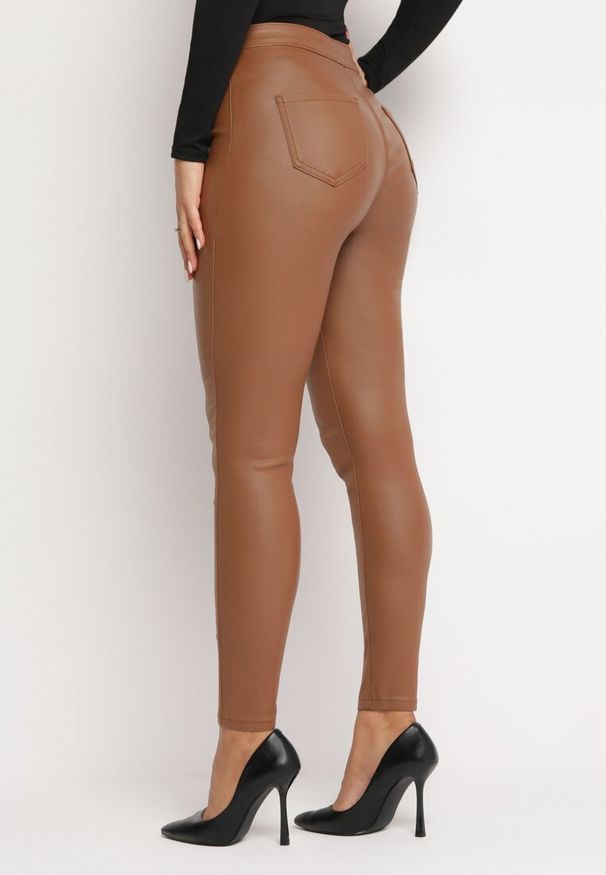 Born2be - Jasnobrązowe Spodnie Skinny z Imitacji Skóry Stana. Stan: podwyższony. Kolor: brązowy. Materiał: skóra