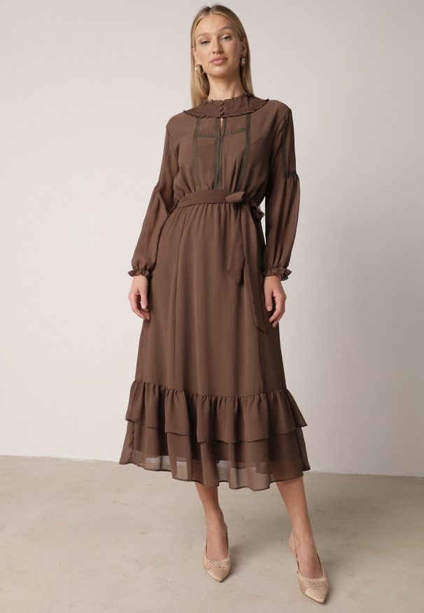 Born2be - Brązowa Rozkloszowana Sukienka Ozdobiona Falbanami Paskiem i Guzikami Nevissia. Okazja: na co dzień. Kolor: brązowy. Materiał: poliester, materiał. Wzór: aplikacja. Styl: casual, elegancki, klasyczny