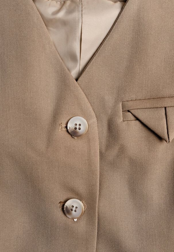 Renee - Ciemnobeżowa Kamizelka w Stylu Garniturowym z Imitacją Kieszonek Odinen. Kolor: beżowy. Styl: elegancki