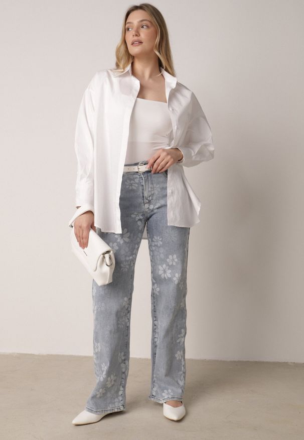 Born2be - Niebieskie Jeansy z Bawełną o Szerokim Kroju Ozdobione Kwiatami Zinnoreth. Stan: podwyższony. Kolor: niebieski. Wzór: aplikacja, kwiaty. Styl: elegancki