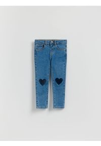 Reserved - Jeansy slim fit z nadrukiem - niebieski. Kolor: niebieski. Materiał: jeans. Wzór: nadruk