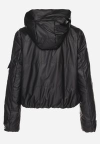 Born2be - Czarna Kurtka Wiatrówka z Kapturem i Gumką w Pasie Avelloti. Okazja: do pracy, na co dzień, na spotkanie biznesowe. Typ kołnierza: kaptur. Kolor: czarny. Materiał: jeans. Długość rękawa: długi rękaw. Długość: długie. Styl: casual, elegancki, biznesowy #3