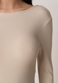 Born2be - Jasnobeżowe Body w Klasycznym Stylu Sadirise. Okazja: na co dzień. Kolor: beżowy. Długość rękawa: długi rękaw. Długość: długie. Styl: klasyczny #2