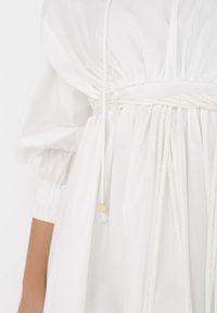 Born2be - Biała Sukienka Adousa. Kolor: biały. Materiał: guma, tkanina. Wzór: gładki. Typ sukienki: bombki. Styl: klasyczny. Długość: mini