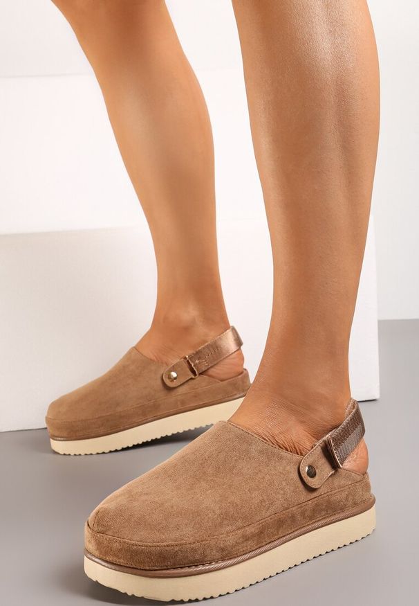 Renee - Ciemnobeżowe Klapki Mule w Stylu Chodaków na Niskiej Platformie Xrea. Okazja: na spacer. Kolor: beżowy. Sezon: lato. Obcas: na platformie. Styl: wakacyjny