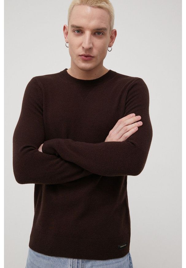Superdry sweter wełniany męski kolor brązowy lekki. Okazja: na co dzień. Kolor: brązowy. Materiał: wełna. Styl: casual