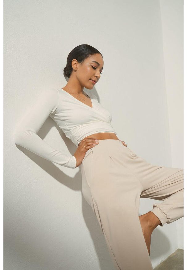 MOONHOLI - Spodnie do jogi Moonholi Moony Comfy Sweatpants z kieszeniami. Kolor: beżowy. Sport: joga i pilates