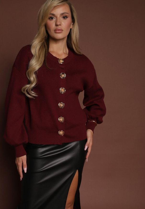 Renee - Bordowy Kardigan z Wiskozą Zdobiony Eleganckimi Napami i Bufiastymi Rękawami Acannte. Kolor: czerwony. Materiał: wiskoza. Wzór: aplikacja. Styl: elegancki