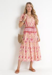 Born2be - Różowa Rozkloszowana Sukienka Midi z Gumką w Talii i Materiałowym Paskiem Shagumi. Kolor: różowy. Materiał: materiał. Sezon: wiosna, lato. Długość: midi #1