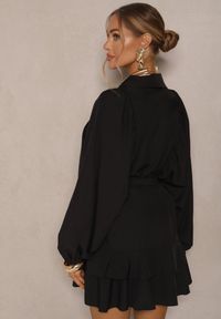Renee - Czarna Rozkloszowana Sukienka z Falbanami i Paskiem Divanessa. Okazja: na co dzień. Kolor: czarny. Materiał: materiał. Typ sukienki: proste, rozkloszowane. Styl: casual #5