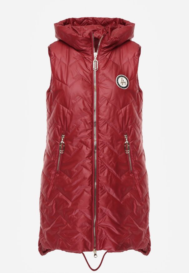 Born2be - Czerwona Przejściowa Kamizelka Pikowana o Długim Kroju z Kapturem i Naszywką Harmaste. Okazja: na co dzień. Typ kołnierza: kaptur. Kolor: czerwony. Materiał: jeans. Długość: długie. Wzór: aplikacja. Styl: casual