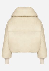 Born2be - Beżowa Pikowana Kurtka o Nietoperzowym Kroju z Szerokim Kołnierzem Neandria. Okazja: do pracy, na co dzień. Kolor: beżowy. Materiał: jeans. Długość: krótkie. Styl: casual, elegancki #7