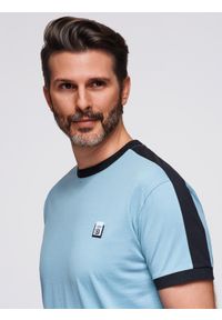 Ombre Clothing - Męski t-shirt z kontrastowymi lampasami – jasnoniebieski V3 - Rozmiar: XL. Okazja: na co dzień. Kolor: niebieski. Materiał: materiał, jersey, poliester, bawełna. Wzór: melanż, aplikacja. Styl: klasyczny, sportowy, casual