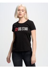 Big-Star - Koszulka damska z logo czarna Risma 906. Okazja: na co dzień. Kolor: czarny. Materiał: jeans, dzianina. Długość rękawa: krótki rękaw. Długość: krótkie. Wzór: aplikacja, nadruk. Styl: casual, sportowy
