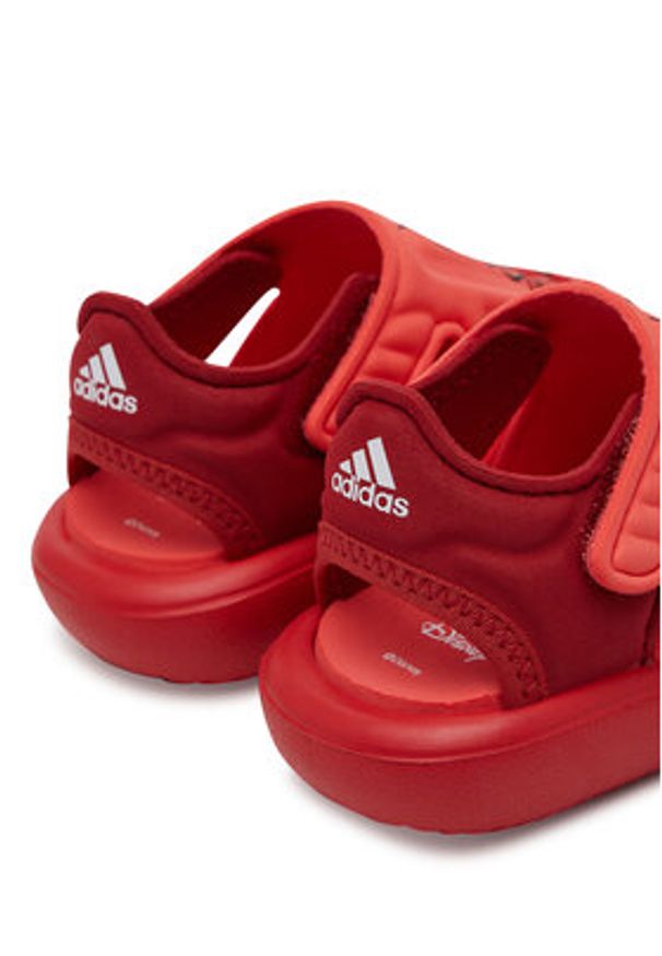 Adidas - adidas Sandały Disney Pixar IH1235 Czerwony. Kolor: czerwony. Wzór: motyw z bajki
