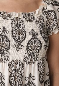 Born2be - Czarna Wiskozowa Sukienka Hiszpanka w Etniczny Wzór Hywen. Okazja: na co dzień. Typ kołnierza: dekolt hiszpanka. Kolor: czarny. Materiał: wiskoza. Wzór: paisley. Sezon: lato. Typ sukienki: rozkloszowane, proste. Styl: casual, klasyczny #7