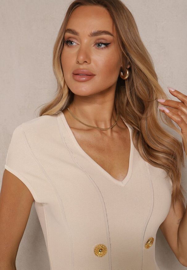 Renee - Beżowa Sukienka z Wiskozą o Rozkloszowanym Kroju z Ozdobnymi Guzikami Isonira. Okazja: na co dzień, na spacer. Typ kołnierza: dekolt w kształcie V. Kolor: beżowy. Materiał: wiskoza. Długość rękawa: krótki rękaw. Typ sukienki: proste. Styl: klasyczny, casual