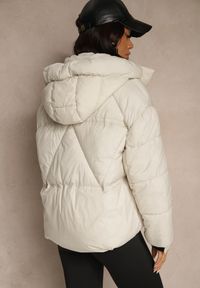 Renee - Biała Kurtka Puffer z Pikowaniem Kapturem i Kieszonką przy Rękawie Galeida. Okazja: na co dzień, na spacer. Kolor: biały. Materiał: jeans. Długość: krótkie. Styl: casual