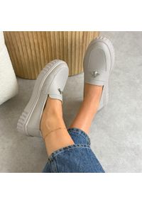 Beżowe skórzane półbuty damskie Vinceza 93204. Okazja: na co dzień. Kolor: beżowy. Materiał: skóra. Sezon: wiosna, lato. Styl: klasyczny, casual, elegancki