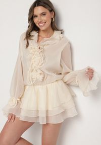 Born2be - Beżowa Rozkloszowana Sukienka Tiulowa z Falbanami i Kwiatowymi Broszkami Miranisea. Okazja: na co dzień. Kolor: beżowy. Materiał: tiul. Wzór: kwiaty. Typ sukienki: rozkloszowane. Styl: casual, klasyczny, elegancki #1