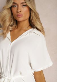 Renee - Biała Koszulowa Sukienka z Wiskozy z Materiałowym Paskiem w Talii Gialara. Okazja: na co dzień, na spotkanie biznesowe. Typ kołnierza: dekolt w serek. Kolor: biały. Materiał: materiał, wiskoza. Długość rękawa: krótki rękaw. Typ sukienki: koszulowe. Styl: biznesowy, elegancki, casual #3