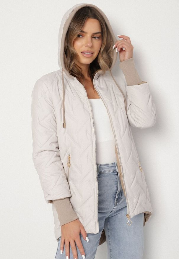 Born2be - Jasnoszara Pikowana Kurtka z Przedłużonym Tyłem i Kapturem Melune. Okazja: na co dzień. Kolor: szary. Materiał: jeans. Wzór: aplikacja. Styl: casual, klasyczny