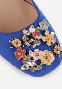 Renee - Niebieskie Sandały Vices na Słupku Slingback ze Skórzaną Wkładką i Cyrkoniami Nimirune. Okazja: na co dzień. Zapięcie: sprzączka. Kolor: niebieski. Materiał: skóra. Wzór: aplikacja. Obcas: na słupku. Styl: casual. Wysokość obcasa: średni #6