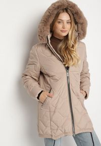 Born2be - Beżowa Klasyczna Kurtka z Pikowanymi Przeszyciami i Kapturem z Futerkiem Raffisa. Okazja: na co dzień. Kolekcja: plus size. Kolor: beżowy. Materiał: futro. Styl: klasyczny