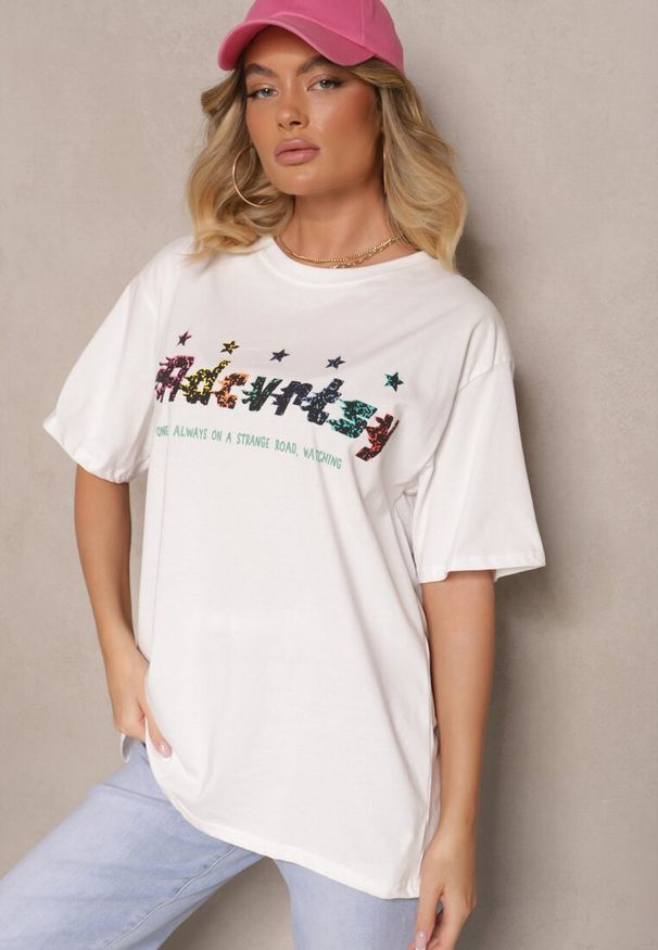 Renee - Biały T-shirt Oversize Ozdobiony Napisem i Kolorowymi Gwiazdami Ilamora. Okazja: na co dzień. Kolor: biały. Materiał: jeans. Wzór: aplikacja, kolorowy, napisy. Styl: casual, elegancki, wizytowy