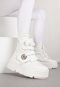 Born2be - Białe Botki Vices w Stylu Sneakersów na Platformie Afirriva. Okazja: na co dzień. Zapięcie: rzepy. Kolor: biały. Materiał: jeans. Wzór: aplikacja. Obcas: na platformie. Wysokość obcasa: średni