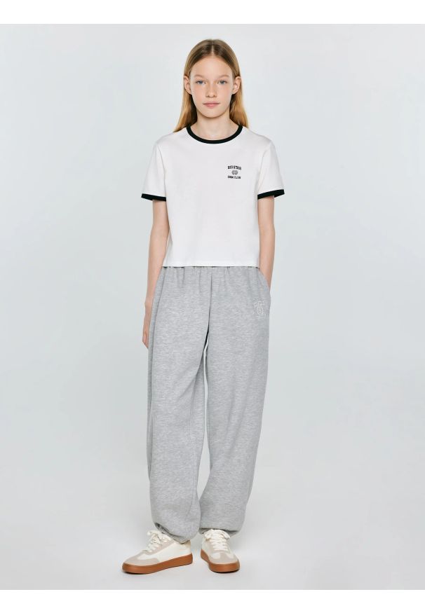 Big-Star - Koszulka dziewczęca z kontrastowym wykoŅczeniem biała Lillia 100. Okazja: na co dzień, na uczelnię. Kolor: biały. Materiał: dzianina. Wzór: nadruk. Styl: retro, młodzieżowy, casual, klasyczny, sportowy