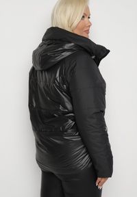 Born2be - Czarna Pikowana Kurtka o Pudełkowym Kroju z Szerokim Kołnierzem Evindas. Okazja: na spotkanie biznesowe, do pracy. Kolor: czarny. Materiał: jeans, materiał. Styl: biznesowy, klasyczny, elegancki #4
