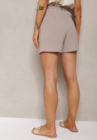 Renee - Ciemnobeżowe Luźne Szorty Bermudy High Waist z Gumką i Materiałowym Paskiem w Talii Renetta. Okazja: na co dzień. Stan: podwyższony. Kolor: beżowy. Materiał: materiał. Wzór: aplikacja. Styl: wakacyjny, elegancki, casual